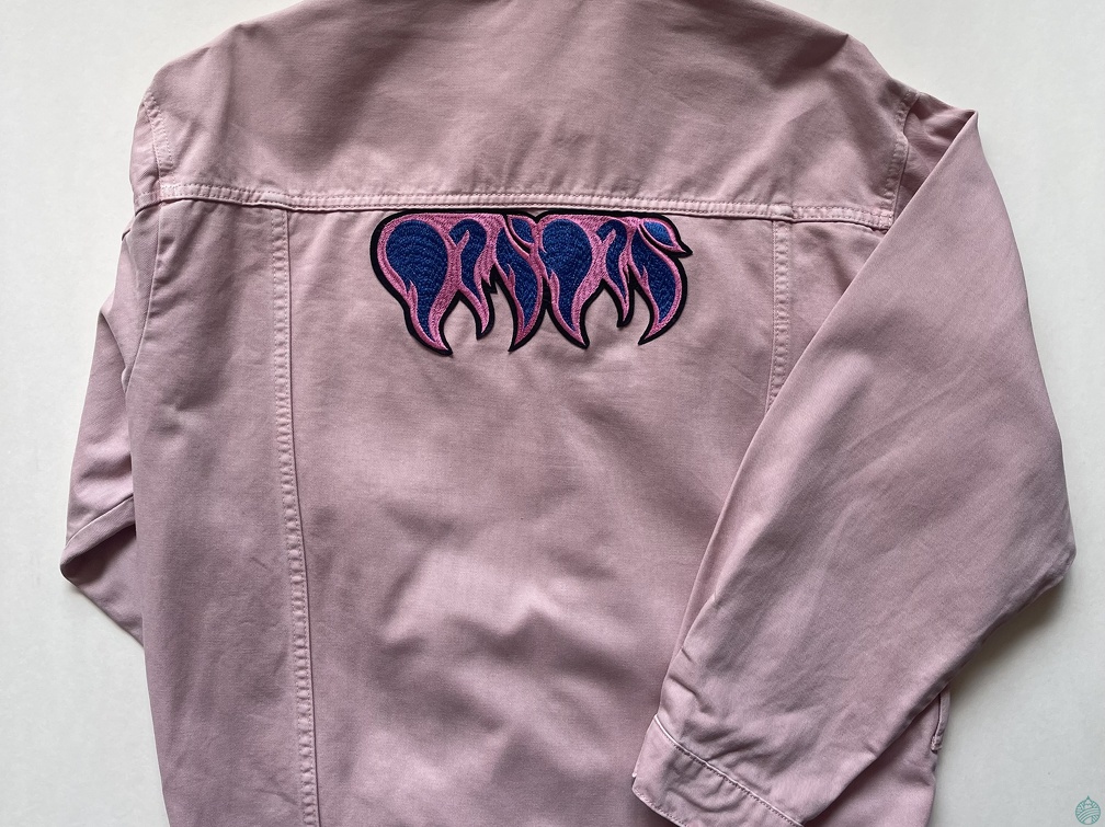 Veste rose aux gouttes enflammées