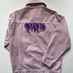 Veste rose aux gouttes enflammées