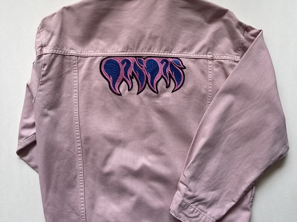 Veste rose aux gouttes enflammées