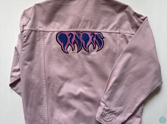 Veste rose aux gouttes enflammées
