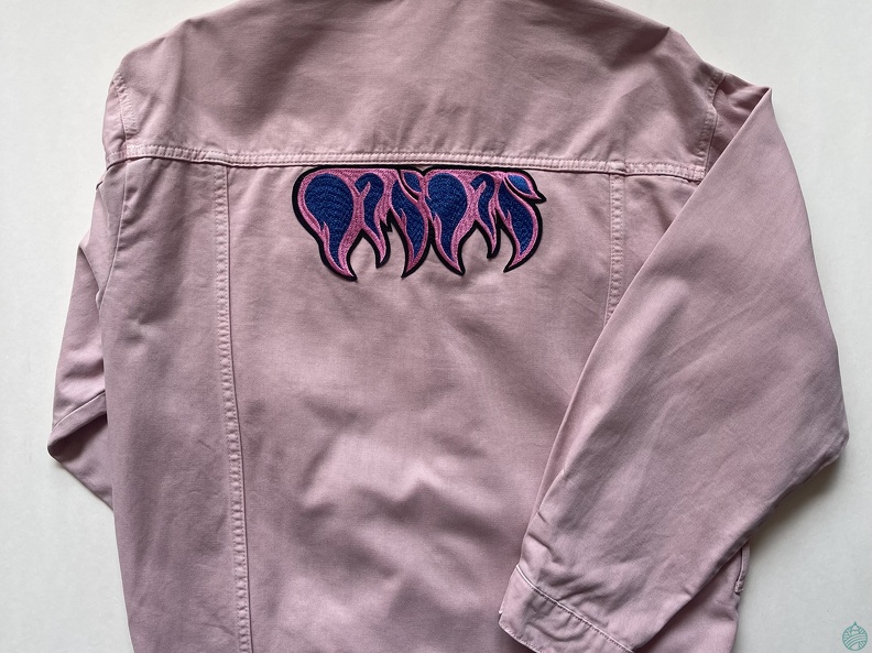 Veste rose aux gouttes enflammées